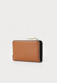 Portefeuille en cuir marron avec surface texturée, accents noirs, fermeture éclair et quincaillerie dorée. Design rectangulaire compact.