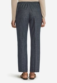 Marinblå texturerade tygbyxor med elastisk midja och sidfickor, med raka ben och en enkel design.