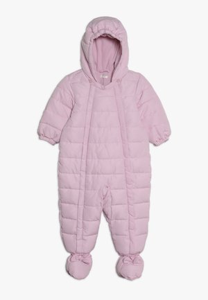 Světle růžová prošívaná zimní kombinéza pro miminka s připevněnou kapucí, dlouhými rukávy a krytím na nožičky, určená pro chladné počasí.