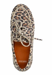 Bootsschuh mit Leopardenmuster aus weichem Wildleder, in Braun, Beige und Schwarz. Verfügt über eine runde Zehenpartie, Schnürverschluss und eine orangefarbene Innensohle.