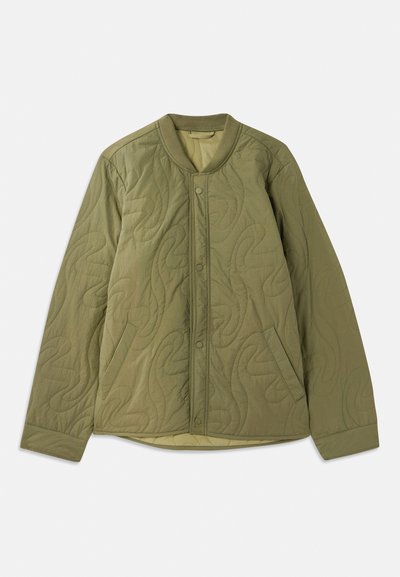 Jachetă verde măslinie matlasată, cu guler rotund, închidere prin capse în față, două buzunare laterale și model texturat în valuri.