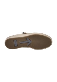 Beige kengän pohja, jossa on teksturoitu pinta, harmaa nuoli ja logo, litteä muotoilu ja kestävä kumimateriaali.