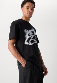 HUGO DABLUMO - Print T-shirt - black