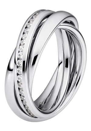 Trois anneaux en argent poli entrelacés, dont un avec une rangée de petits diamants ronds le long de son bord extérieur.