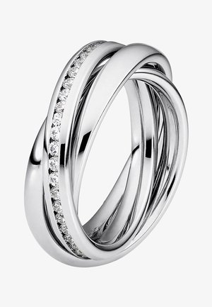Trois anneaux en argent poli entrelacés, dont un avec une rangée de petits diamants ronds le long de son bord extérieur.
