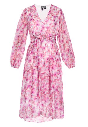 Różowa sukienka w kwiaty z długimi rękawami, dekoltem w serek, przewiązywanym w pasie, warstwową spódnicą oraz miękkim, zwiewnym materiałem o lekkiej, przewiewnej teksturze.