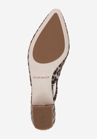 Leopardenmuster High Heel mit heller Sohle. Glatte Textur mit spitzem Zehenbereich und Blockabsatz. Markenname auf der Innensohle sichtbar.