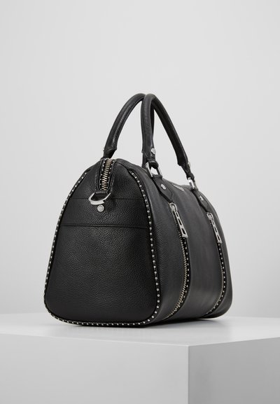 Schwarze Lederhandtasche mit rundem Design, strukturiertem Oberfläche, silbernen Beschlägen, doppelt zippered und dekorativen metallischen Nieten entlang der Nähte.