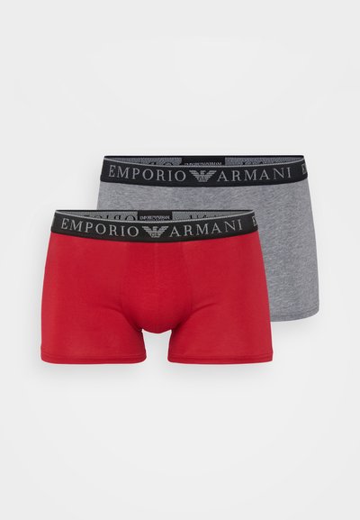 Κόκκινα και γκρι βαμβακερά μποξεράκια με μαύρη ζώνη "Emporio Armani". Λείος υφασμάτινος σχεδιασμός που εφαρμόζει καλά, περιλαμβάνοντας μπροστινό τμήμα.
