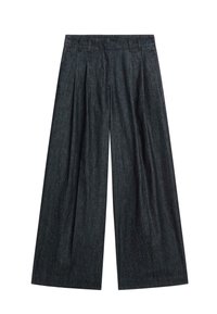 Wijde broekspijpen gemaakt van donkerdenim met een gladde textuur, voorzien van voorplooien en een klassieke tailleband.