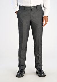 Pantaloni grigi su misura con una texture sottile, caratterizzati da una vita standard e una chiusura con bottone, completati da scarpe in pelle nere.