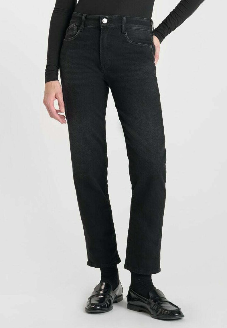 Jeans de mezclilla negra con corte recto, diseño de cinco bolsillos y herrajes plateados. Presentan un ligero brillo y un detalle de costura clásica.