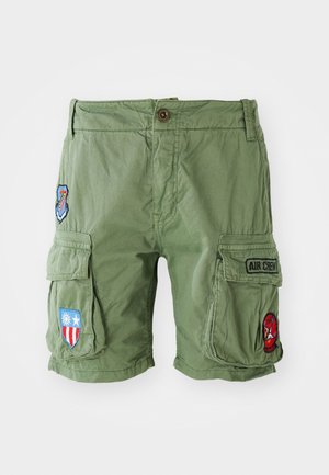 Pantalones cortos cargo de color verde oliva, confeccionados con un tejido ligero, que cuentan con varios bolsillos y parches bordados con logotipos en la parte delantera.