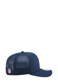 Marineblaue Baseballmütze mit einem soliden Vorderteil, Netzrücken, gebogenem Schirm und NFL-Logo an der Seite. Aus atmungsaktiven Materialien gefertigt.