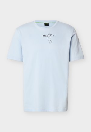 Ανοιχτό μπλε κοντομάνικο μπλουζάκι με το κείμενο "BOSS" και μαύρο σχέδιο γραμμής ενός παίκτη του γκολφ που κάνει κίνηση με το μπαστούνι στο πάνω μέρος του στήθους.