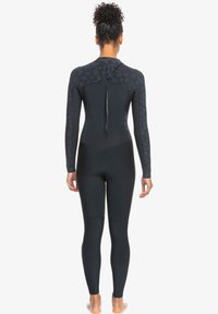 Zwarte wetsuit met lange mouwen, voorzien van een gestructureerd bloemmotief op het bovenste deel, aansluitend ontwerp en rugrits.