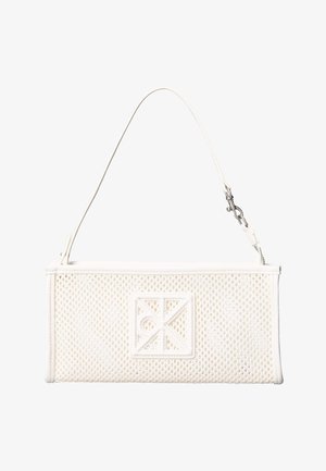 Sac à main rectangulaire en maille blanche avec une seule bandoulière et un emblème décoratif carré sur le devant.