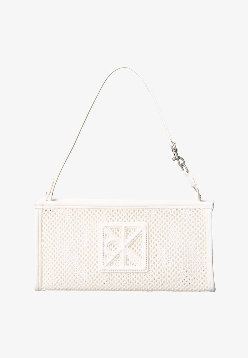 Λευκή ορθογώνια τσαντά χειρός από δίχτυ με ένα λουρί και ένα τετράγωνο διακοσμητικό έμβλημα στην μπροστινή πλευρά.