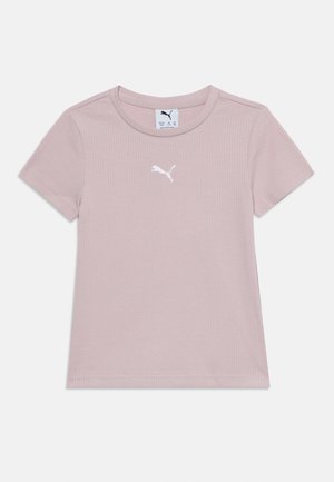 Hellrosa geripptes Kurzarm-T-Shirt mit Rundhalsausschnitt und kleinem weißen Puma-Logo mittig auf der Brust.