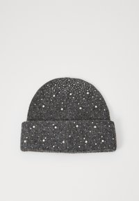 Szary filcowy beanie z zaokrąglonym wierzchem i podwiniętym brzegiem, ozdobiony rozrzuconymi metalicznymi i perłowymi zdobieniami.