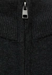 Maglione nero lavorato a maglia con colletto alto e zip. Presenta una texture a coste e una zip centrale per la chiusura.