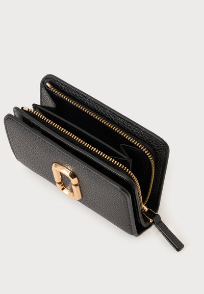 Portefeuille en cuir noir texturé avec fermeture éclair dorée et boucle décorative dorée, ouvert pour montrer plusieurs compartiments à l'intérieur.