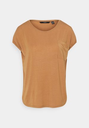 Brązowy bawełniany T-shirt z krótkim rękawem, okrągłym dekoltem i małą kieszonką na piersi, prezentowany na jednolitym jasnym tle.
