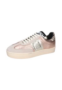 Sneaker con un design rosa chiaro e argento metallico, caratterizzato da una parte superiore testurizzata, lacci bianchi e un accento a stampa leopardo sul tallone.