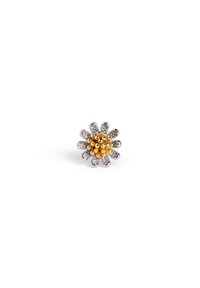 Pendientes en forma de flor en oro y plata con una esfera central de oro, rodeada de pétalos de plata y detalles brillantes, con un acabado texturizado.