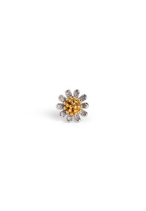 Pendientes en forma de flor en oro y plata con una esfera central de oro, rodeada de pétalos de plata y detalles brillantes, con un acabado texturizado.