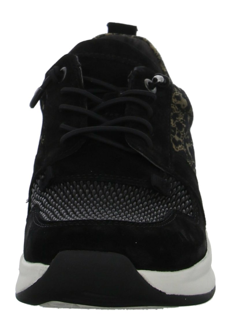 Zwarte sportieve schoen van suede en mesh materialen, met een gestructureerd oppervlak, ronde neus en contrasterende witte zool.