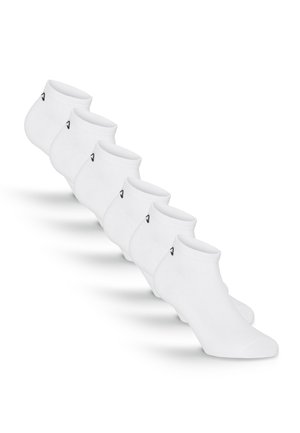 Zes paar witte enkelsokken met kleine zwarte logo's vlak bij de boord, diagonaal gerangschikt op een witte achtergrond.