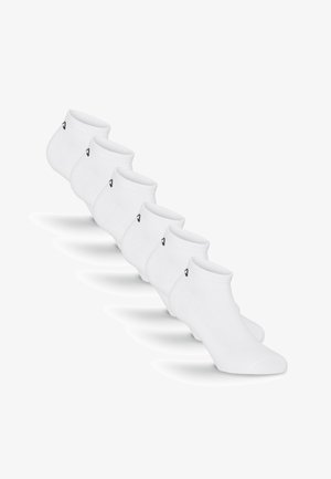 Sechs Paar weiße Knöchelsocken mit kleinen schwarzen Logos nahe dem Bündchen, diagonal auf weißem Hintergrund angeordnet.