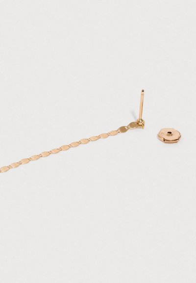 Pendiente de cadena en tono dorado con eslabones redondeados, un poste recto y un cierre circular. Textura suave con un acabado pulido.