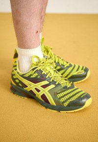 UB9 S GEL DS TRAINER 14 UNISEX - Tenisice - dark mustard/truffle grey