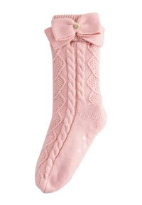 Calzino lavorato a maglia rosa con un motivo a treccia, fiocco decorativo sulla parte superiore e gommini testurizzati sulla suola per maggiore aderenza.