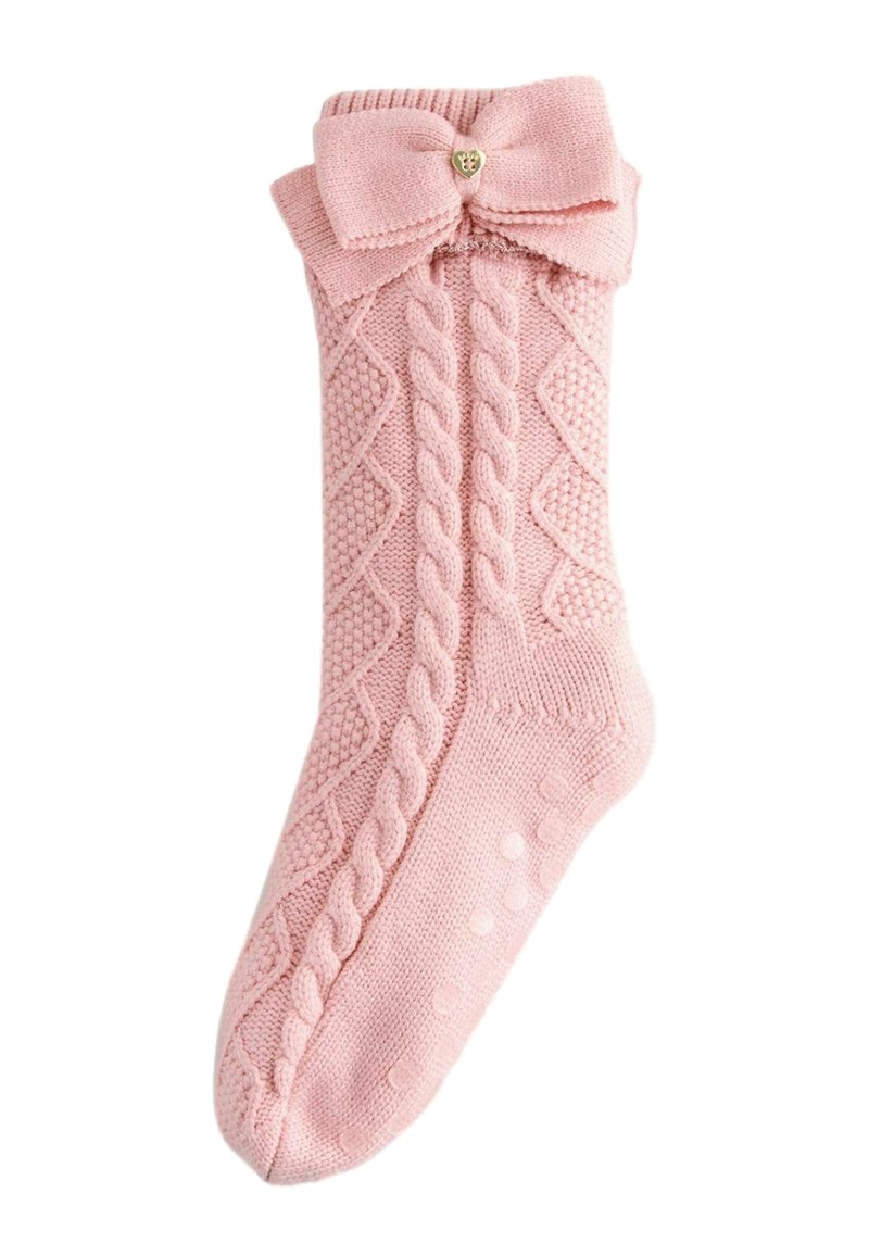 Calzino lavorato a maglia rosa con un motivo a treccia, fiocco decorativo sulla parte superiore e gommini testurizzati sulla suola per maggiore aderenza.