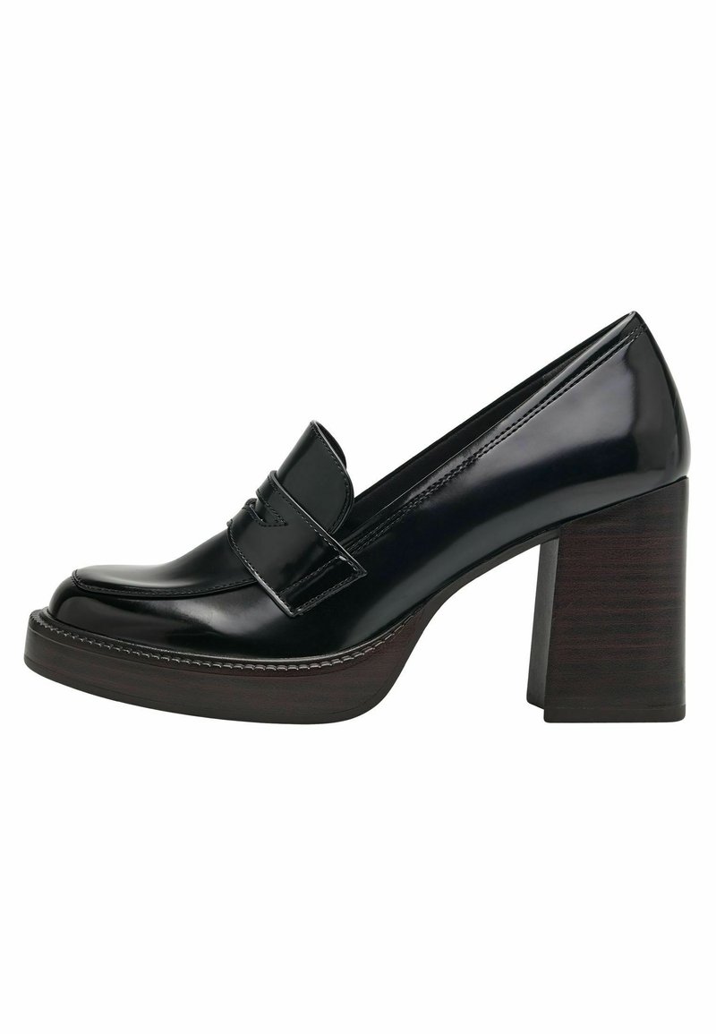 Mocassin en cuir verni noir avec un bout arrondi, doté d'une bride frontale et d'un talon bloc en bois massif. Texture lisse et accents de couture.