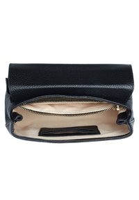 Zwarte leren clutch met een gestructureerd oppervlak, een ritsinterieur en beige voering. Heeft een omgevouwen klep voor sluiting.