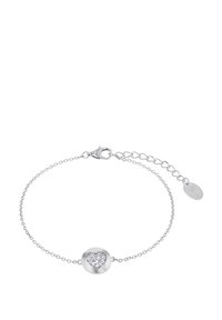 Pulsera de plata con un charm redondo que tiene un corte en forma de corazón, adornado con pequeñas piedras transparentes, diseño de cadena con cierre de langosta y cadena de extensión.