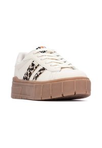 Zapatillas de plataforma gruesa con un upper sintético crema, acentos de estampado de leopardo negro y una suela de goma texturizada color marrón.