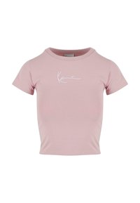 Rosa bomull t-skjorte med korte ermer og rund hals. Har et hvitt signaturdesign på forsiden. Glatt tekstur.