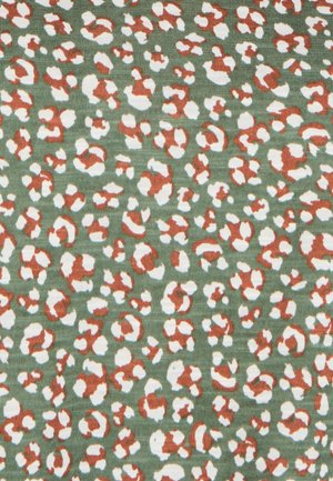 Tela de algodón con un fondo verde y un diseño de estampado de leopardo en blanco y óxido, destacando formas redondeadas y un acabado texturizado.