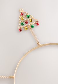 Gouden metalen haarband met een 3D-ontwerp van een kerstboom, versierd met gekleurde bellen in rood, groen en geel, en een gele ster bovenop.