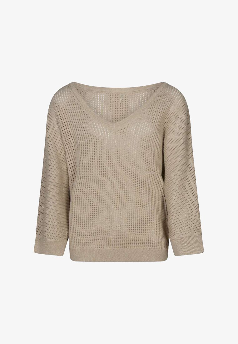 Pull en tricot beige avec un col en V, des manches trois-quarts et un motif à mailles ouvertes, présentant une coupe décontractée et des poignets côtelés.