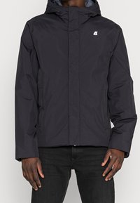 Pánská bunda s kapucí v tmavě modré barvě s texturovanou látkou. Má zipové zapínání a boční kapsy, představuje minimalistický design a malé logo.