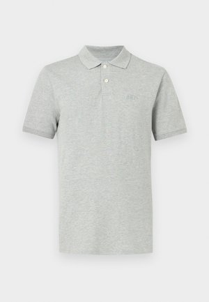 Tricou polo gri deschis cu mâneci scurte, două nasturi albi și logo discret embosat pe pieptul stâng.