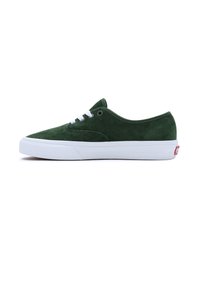 Sneaker verdi in suede con un design a scarpa bassa, suola in gomma bianca e lacci bianchi. Stile minimalista con occhielli rotondi e texture liscia.
