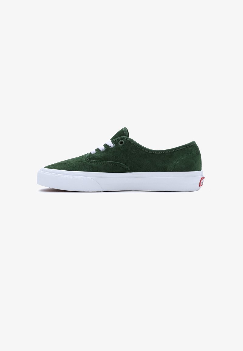 Baskets en suede vert à design basse, semelle en caoutchouc blanche et lacets blancs. Style minimaliste avec œillets ronds et texture lisse.