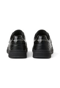 Crne kožne tenisice s sjajnim završetkom, s podstavljenim okovratnikom, teksturiranom crnom potplatom i srebrnim logotipom "Karl Lagerfeld" na peti.